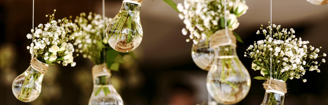 Original wedding floral decoration in the form of mini-vases and bouquets of flowers hanging from the ceiling